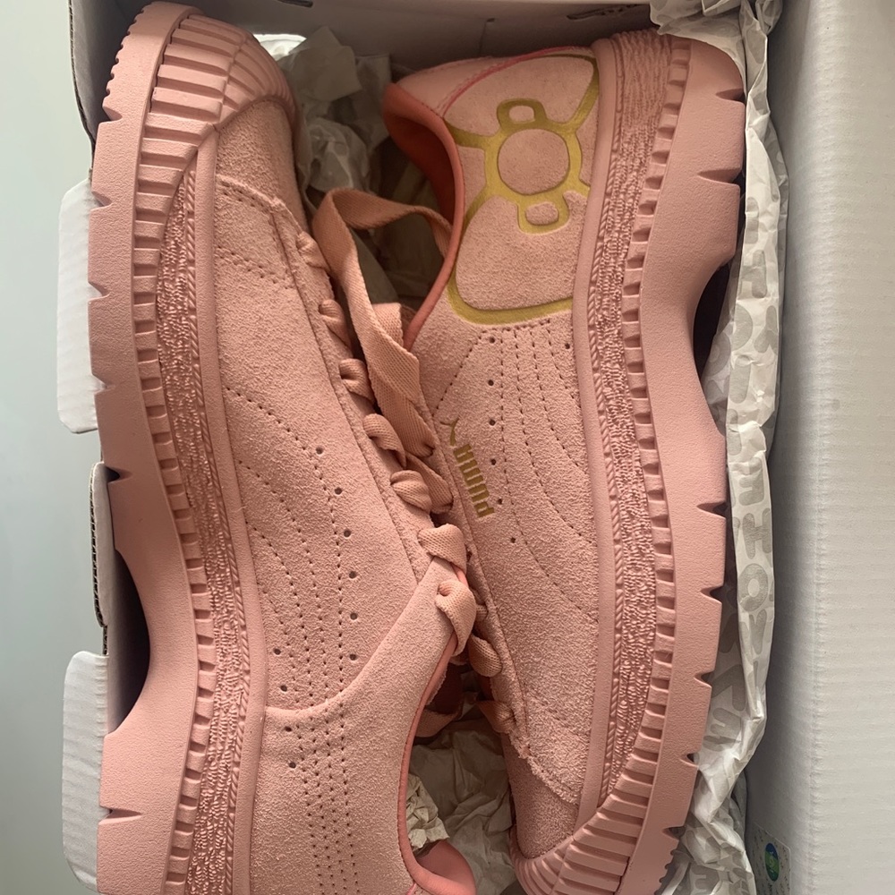 BNIB PUMA x HELLO KITTY Utility Trainers Sneakers - Picture 5 of 8
